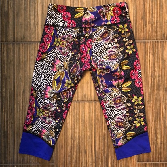 LIKE NEW ONZIE CROPPED WORKOUT LEGGINGS SIZE S/M - Picture 2 of 4